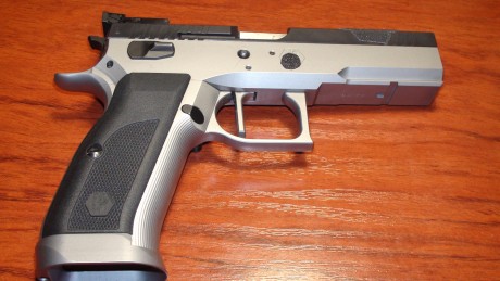 QUE OPINION TENEIS PARA ESTA ARMA EN RECORRIDOS , ES MUY PARECIDA A LA CZ PERO NO ES LO MISMO,  ES MAS 40