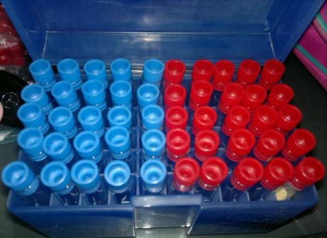 Se vende caja con 50 tubos dosificadores de vidrio, capacidad 5ml, los tubos incluyen tapones de plastico, 02