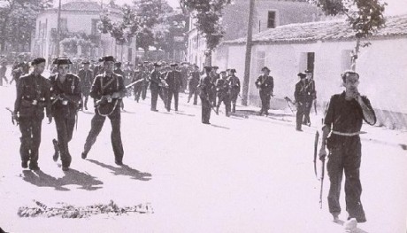 Buen corto !! pero hay una gran pega!! esos uniformes ni siquiera son españoles y esas escopetas de caza 50