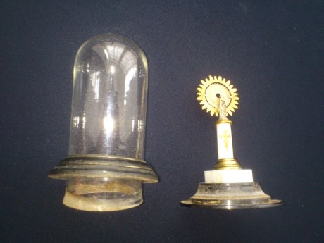 HOLA
Vendo esta imagen de los años 40-50 metida en su urna de cristal, es una pieza muy bonita, esta completa 02