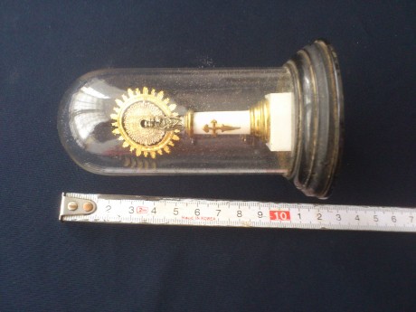 HOLA
Vendo esta imagen de los años 40-50 metida en su urna de cristal, es una pieza muy bonita, esta completa 00