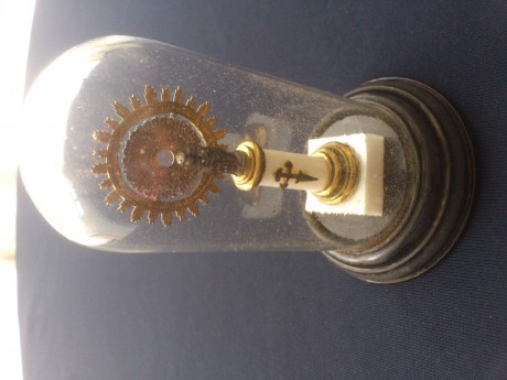 HOLA
Vendo esta imagen de los años 40-50 metida en su urna de cristal, es una pieza muy bonita, esta completa 11