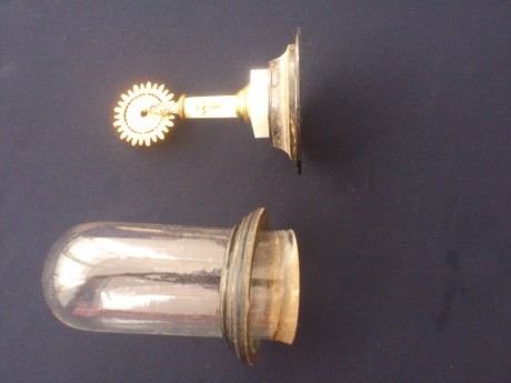 HOLA
Vendo esta imagen de los años 40-50 metida en su urna de cristal, es una pieza muy bonita, esta completa 10