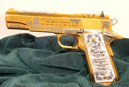 aqui os pongo unas imagen de unas verdaderas armas en oro, me comentaron que havia algun 9mm de oro maziso 100