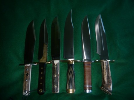Bueno,pienso en comprarme un podenquero.
Que opinion teneis de este cuchillo?
He visto que tiene varios 111