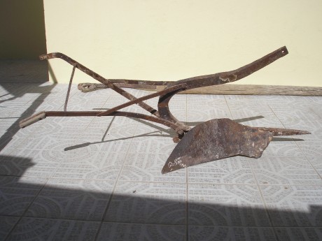 vendo arado antiguo, carro para llevarlo y lo otro creo que se llamaba esbalijá,ideal para decorar casa 02