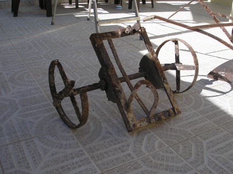vendo arado antiguo, carro para llevarlo y lo otro creo que se llamaba esbalijá,ideal para decorar casa 01