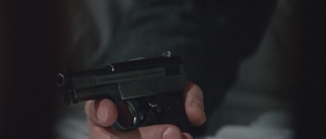 Buenas tardes , 
He visto una pelicula de Michael Caine en la que usa una pistola que no he podido identificar 10