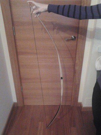 se vende arco long bow de 30 libras con carcaj y flechas de aluminio con pluma natural   el arco esta 02