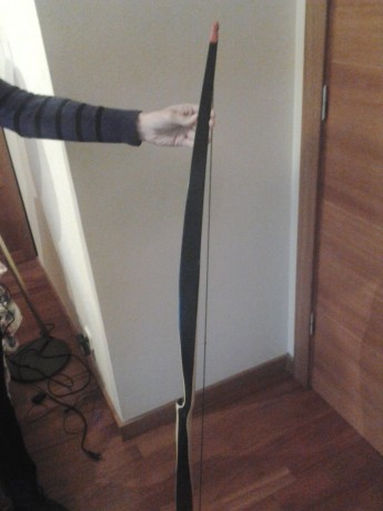 se vende arco long bow de 30 libras con carcaj y flechas de aluminio con pluma natural   el arco esta 00