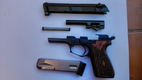 Vendo pistola Llama M 82 recien pavonada y revisada. Su funcionamiento es perfecto y tiene una gran precision. 31