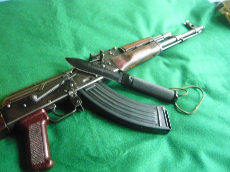 hola a todos,aqui os presento un cuchillo poco visto,se trata de un jungle king 2 sin guarda.dicen que 12
