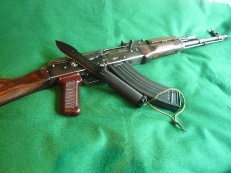 hola a todos,aqui os presento un cuchillo poco visto,se trata de un jungle king 2 sin guarda.dicen que 11
