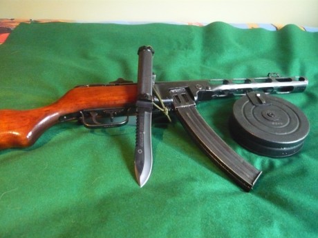 hola a todos,aqui os presento un cuchillo poco visto,se trata de un jungle king 2 sin guarda.dicen que 22