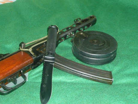 hola a todos,aqui os presento un cuchillo poco visto,se trata de un jungle king 2 sin guarda.dicen que 21