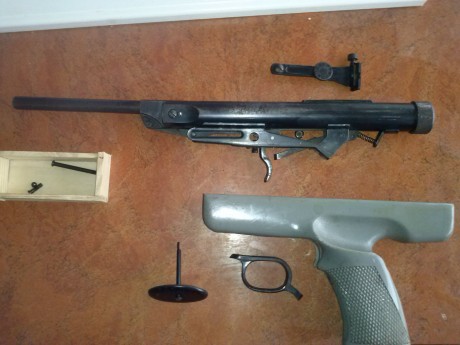 Estimados compañeros, ha llegado a mi , una pistola Diana mod-5, ya restaure una carabina cometa v, y 52
