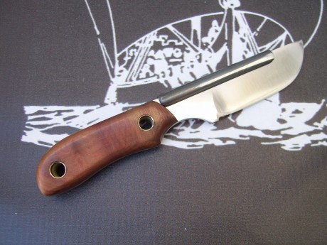 Pequeño cuchillo para injertar, con protección del pulgar, realizado con acero de herramienta, de 3 mm.

Hoja 00