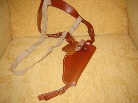 Buenas tardes .
 Vendo estas dos fundas sobaqueras de cuero,  en perfecto estado,   con muy poco uso. 01