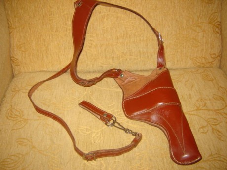 Buenas tardes .
 Vendo estas dos fundas sobaqueras de cuero,  en perfecto estado,   con muy poco uso. 00