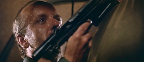 Compañeros,

En vista de las ganas de algunos (Elcafe, Wilcow, Vrakk, etc) por adivinar armas de películas 90