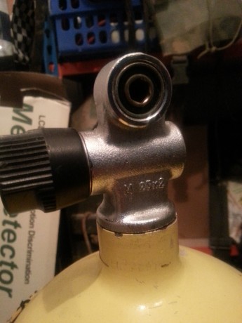 Buenas tardes compañeros un amigo mio vende una botella de buceo y me ha pedido si serviría para estos 41