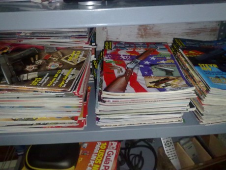 Buenas, vendo lote de revistas Armas y Armas y Municiones, en concreto 99revistas de Armas y 62 de Armas 00