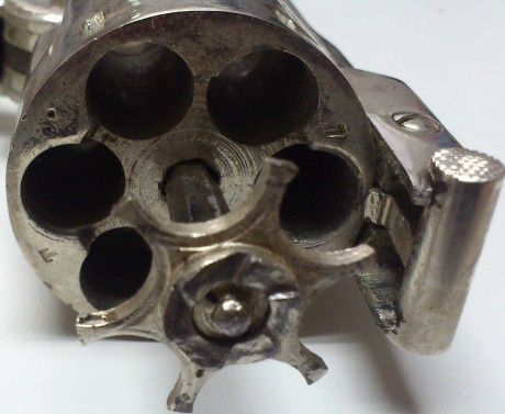 saludos a todos, busco para un amigo información sobre este revolver, parecido a un orbea 1873, calibre 21