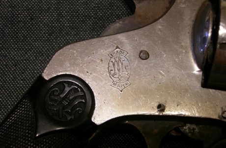 saludos a todos, busco para un amigo información sobre este revolver, parecido a un orbea 1873, calibre 31