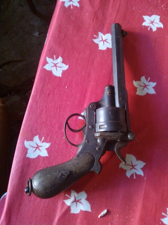Hola a todos.

Estoy teniendo algunos problemas para identificar a este revólver que pudo pertenecer a 02
