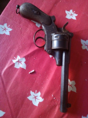 Hola a todos.

Estoy teniendo algunos problemas para identificar a este revólver que pudo pertenecer a 01