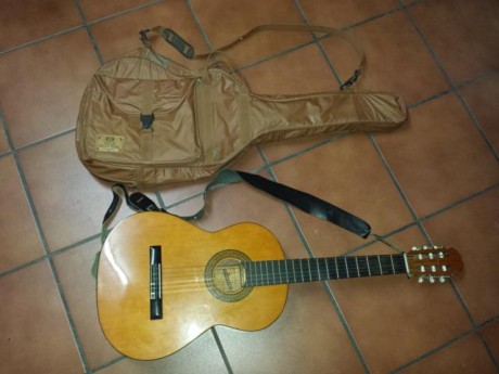 Se vende guitarra admira modelo sonia por no usar, esta bastante bien, hay que cambiarle las cuerdas y 02