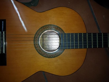 Se vende guitarra admira modelo sonia por no usar, esta bastante bien, hay que cambiarle las cuerdas y 01