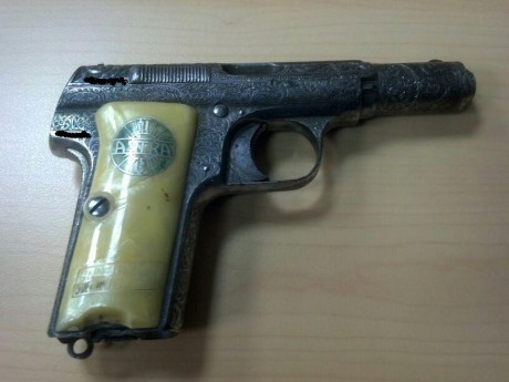 hola buenas, me preguntaba si alguien me pudiera aclarar que significa un grabado (simbolo) de una pistola 00