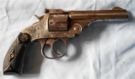 saludos a todos, busco para un amigo información sobre este revolver, parecido a un orbea 1873, calibre 100