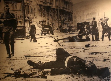 Creo que este tema, puede ser mas para armas históricas o historia militar, pero el hecho es que no es 40