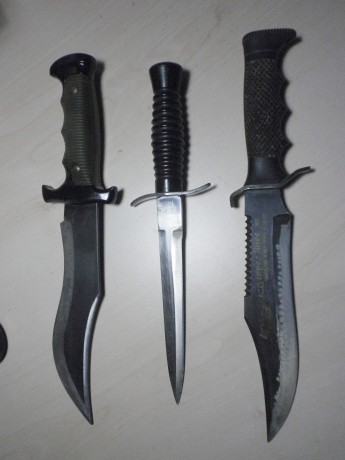 Lote de 2 cuchillos de caza de los años 80 y una daga submarinista de 1970. 

Cuchillo de caza hoja negra. 02