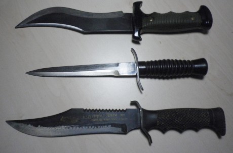 Lote de 2 cuchillos de caza de los años 80 y una daga submarinista de 1970. 

Cuchillo de caza hoja negra. 01