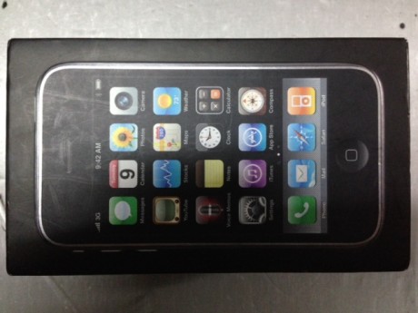 Se vende,libre de origen, esta en Burgos.
Muy buen estado con poco uso.
Es el modelo 3 GS de 32 gigas. 10