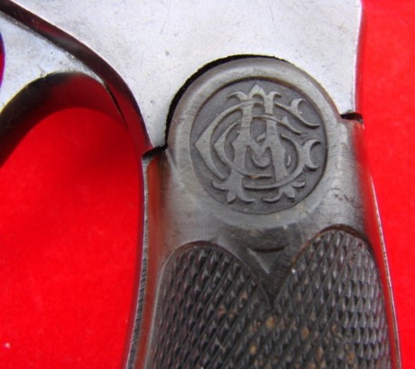 Hola,
La historia de esta pistola es muy anterior a la guerra civil española, que fué enterrada en una 00