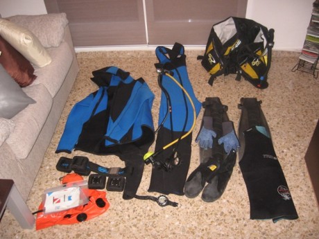 Vendo equipo completo de buceo talla XL , compuesto por regulador recientemente comprobado 45 euros valio 00