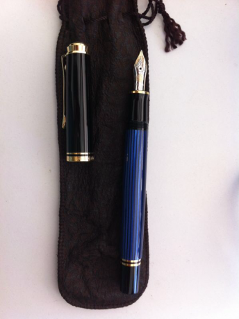 Hola,

Pongo en venta esta Pelikan M400 con plumin F .

Ha estado cargada de tinta, pero apenas se ha 00