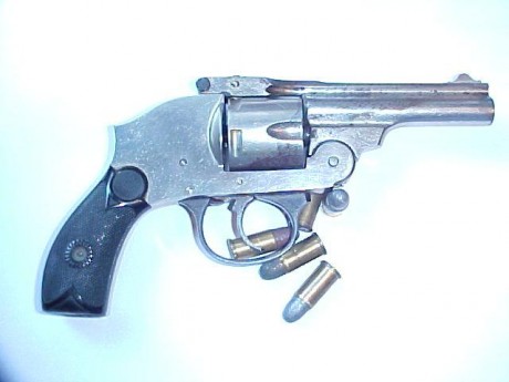 Buenas noches, hoy me han enseñado un revolver del calibre 38 colt police. Es de sistema basculante y 00