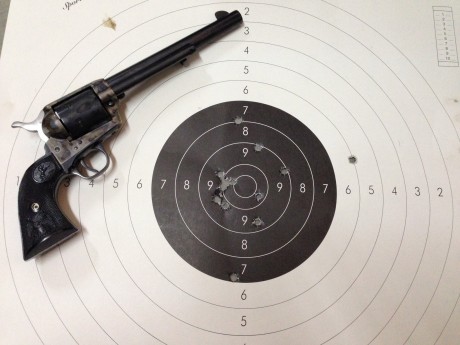 Estimados compañeros:
He estado haciendo pruebas para sacar la carga que mejor agrupe con el 45 colt. 00