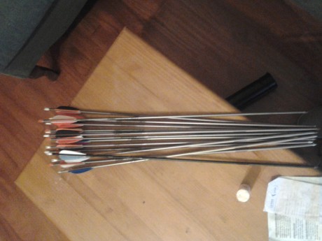 se vende arco long bow de 30 libras con carcaj y flechas de aluminio con pluma natural   el arco esta 12