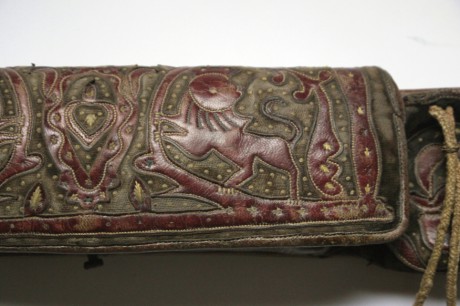 Hola, ¿alguien podría darme información sobre esta cartuchera (época, fabricante, emblema de los 2 leones, 11