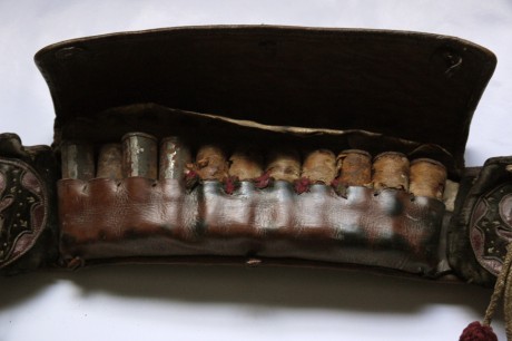 Hola, ¿alguien podría darme información sobre esta cartuchera (época, fabricante, emblema de los 2 leones, 10