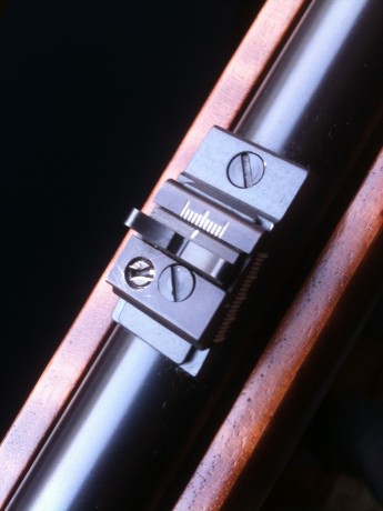 Alguien me puede decir donde conseguir este tornillo para mover en altura el alza....??? es de esos sin 00