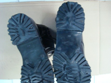 Hola, vendo un par de botas Segarra talla 44, sin uso, solo han estado guardadas muchos años, y no tienen 02