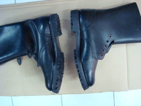 Hola, vendo un par de botas Segarra talla 44, sin uso, solo han estado guardadas muchos años, y no tienen 01