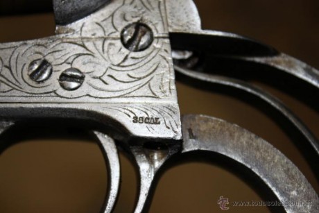 Hola este revolver fue comprado  por un amigo,  es un  COLT NAVY FABRICADO EN BELGICA ( Lieja) en la segunda 00